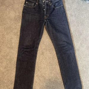 Byxor stone island - Säljer dessa byxor för bra pris. Byxorna har ganska rak passform. Jätte fint skick och säljer för de har blit för små. 