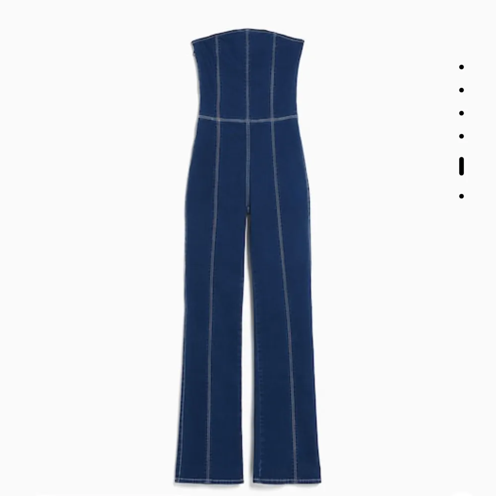 Säljer denna snygga jumpsuit från bershka i storlek S! Aldrig använd, enbart testad. Slutsåld på hemsidan, köpt för 499 kr. Jeans & Byxor.