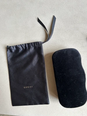 Solglasögon  - Säljer nu mina fina Gucci solisar som är inköpta på synoptik i Göteborg.  Inköpta för ungefär 3 år sedan, har tyvärr inte kvitto kvar men fodral och dustbag följer med!