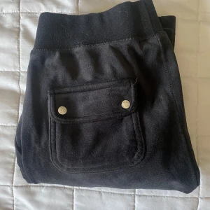 Juicy couture - Mjukisbyxor från Juicy Couture. Endast använda i hemmet. Fint skick, storlek S. 