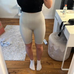 cykelbyxor - Säljer gråa cykelbyxor (shorts) från I Can I Will (ICIW) i strl xs. Knappt använda. Säljes för 100kr.