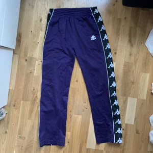 Kappa sweat pants - Köpte dessa coola mjukisbyxor från Kappa på Urban Outfitters för ca tre år sedan. Knappt använda då de tyvärr har blivit för små för mig. I gott skick! Skulle säga att de är ganska små i storleken. Dessa är mer som storleken M istället för L. 