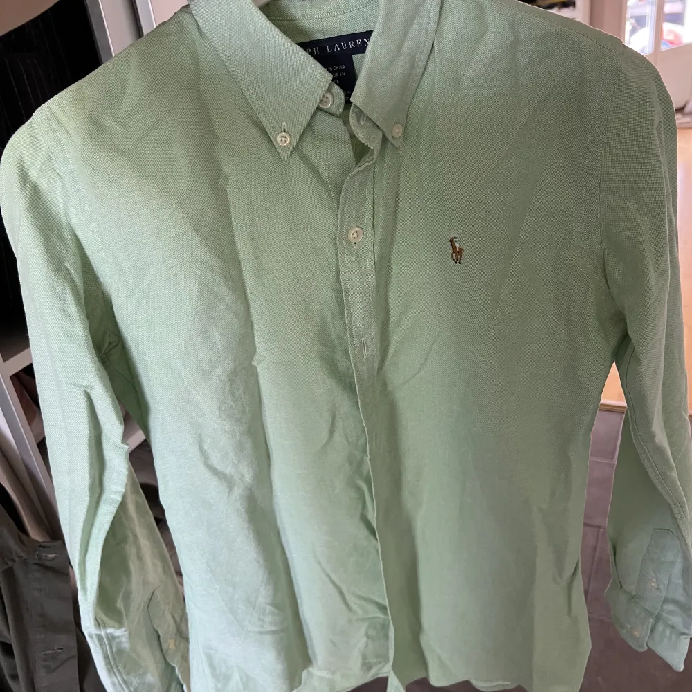 Härlig grön skjorta från Ralph lauren i fint skick. Stl 6, S/M. Skjortor.