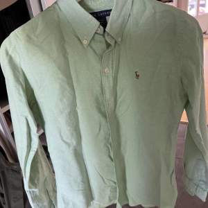 Härlig grön skjorta från Ralph lauren i fint skick. Stl 6, S/M