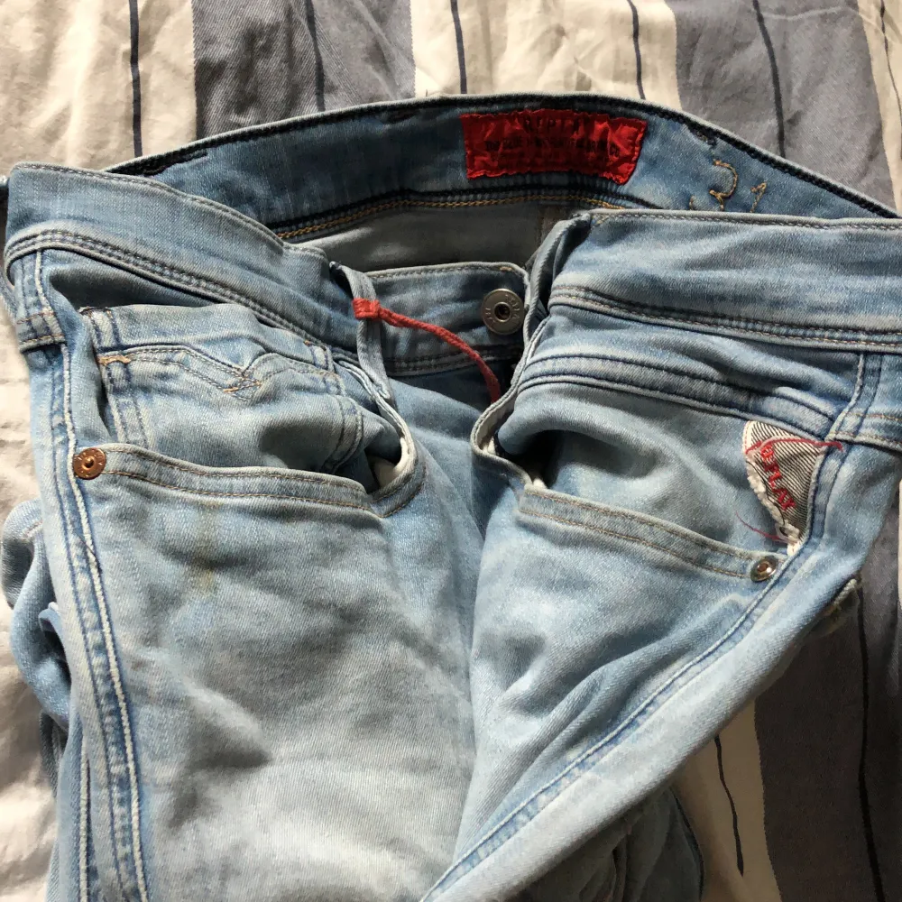 Replay jeans hyperflex  Jeans från Replay kan man alltid använda dom blir bara snyggare över tid. Storlek 31/32. Ord pris 1699. . Jeans & Byxor.