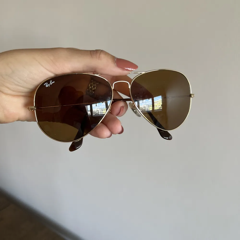Ray-Ban Aviator solglasögon med guldiga bågar och bruna glas.   Inköpta för ca 1200kr säljer för 400kr. . Accessoarer.