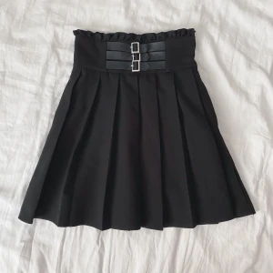 DML kjol - Kjol från det japanska märket Dear My Love. Gott skick. Den har fickor och stretchig midja som passar en midja mellan 60-74 cm 