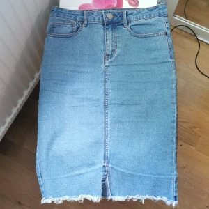 Midi jeanskjol - Midi jeanskjol från Noisy May i storlek S. Tightpassform men stretchig. 