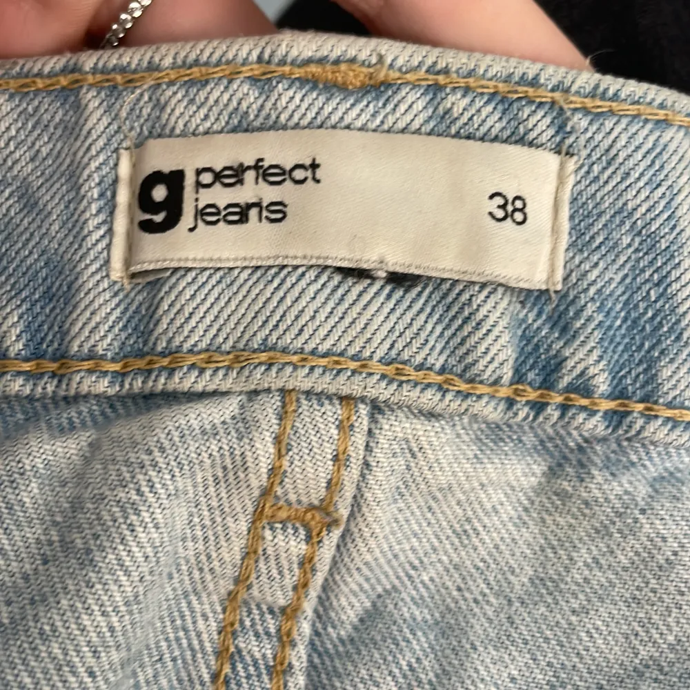 Ett par 90s high waist jeans från Gina Tricot. Dom är uppklippta i benen då de var förlånga på mig under tidsperioden jag trodde jag bar dom som lågmidjade y2k byxor. Säljs för att dom är förstora. Jeans & Byxor.
