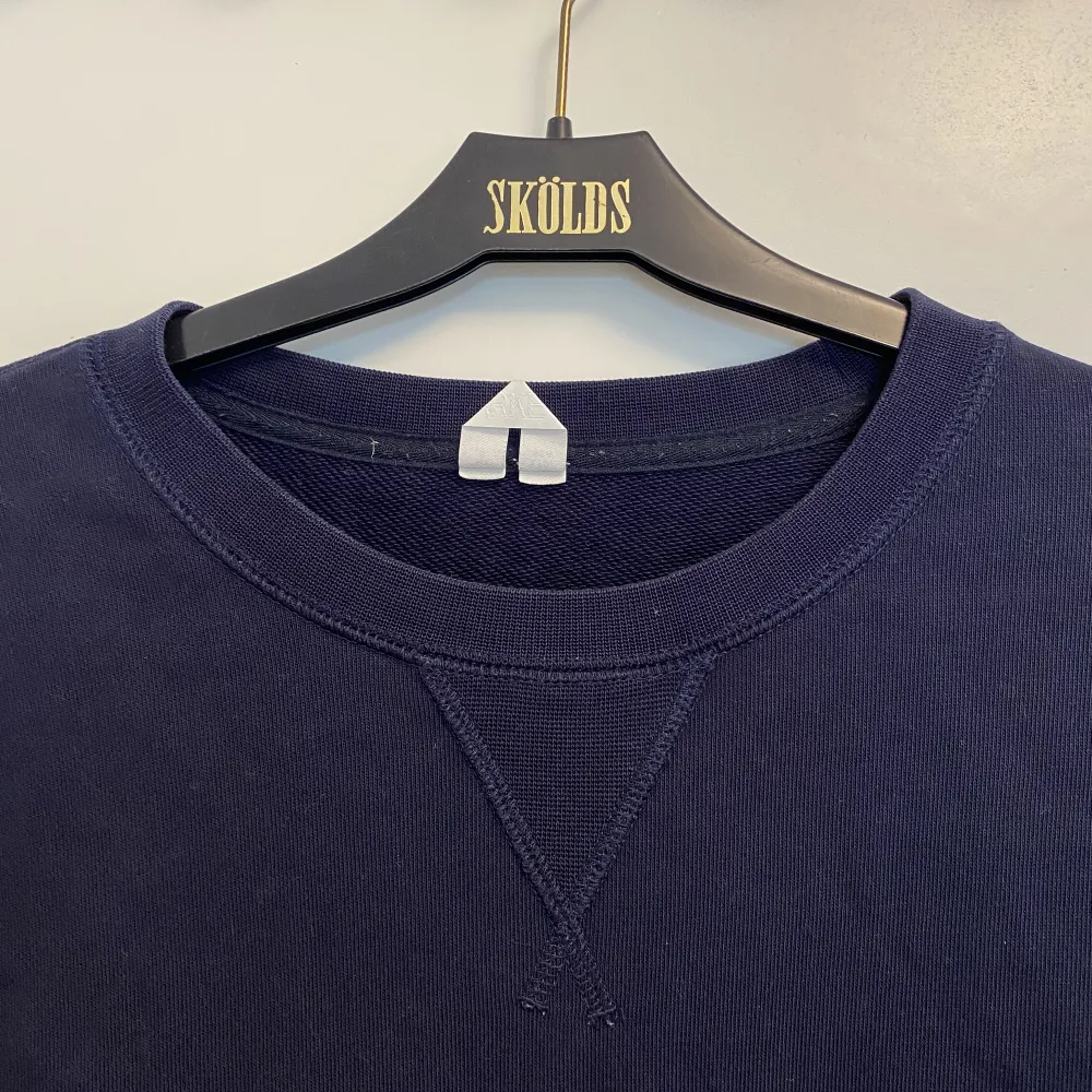 Fin mörkblå sweatshirt från arket som säljs då den inte kommer till användning . Tröjor & Koftor.