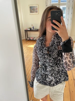 Fluffig topp - Säljer en leopard topp som är fluffig med volanger framtill. Unik och köpt secondhand. Felfri
