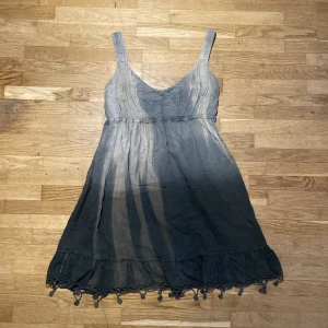 Grå klänning - En grå klänning/ lång tröja. Fina detaljer längst nere och vid bystet. Står ingen storlek men materialet är extremt stretchigt och hade nog mer eller mindre passat alla. Finns fler bilder!