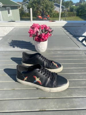 Axel Arigato clean 90 - Arigatos i storlek 42 som även passar som 43. Skicket är 8/10 eftersom att det finns en liten skada på vänstra skon. Nytt pris 2600kr, mitt pris 800kr.