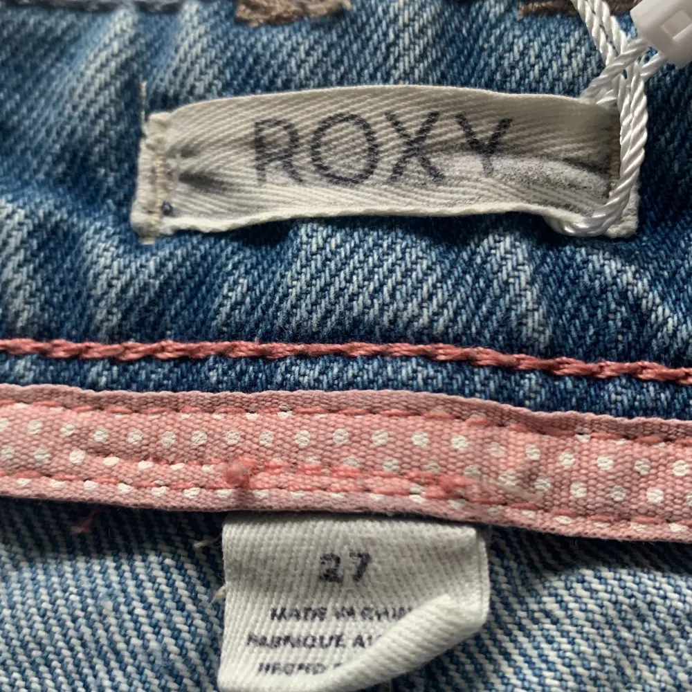Jättefina lågmidjade jeansshorts från ROXY, köpta på Sellpy💓Tryck på köp nu. Shorts.