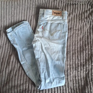 Levis jeans - Levis jeans. Står ingen storlek, men uppskattad 38. Pris är diskuterbart vid snabb affär. 💖Vid frågor skicka pm. Köparen står för frakten. Ansvarar inte för paketet under frakt. 