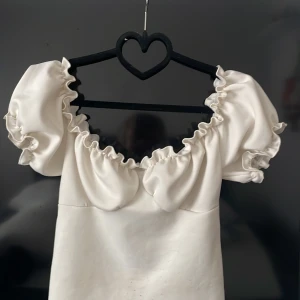 Supersöt fest topp - Supersöt festtopp från Nelly Storlek s  Frakt tillkommer 🙌 Paketpris är möjligt. Kolla in andra kläder i profilen så fixar vi en super deal 🥰