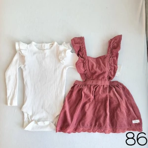 Newbie set ❤👗 - Ribbad body med volanger på axlarna, manchesterklänning av "hängselmodell", båda i från Newbie 👗❤