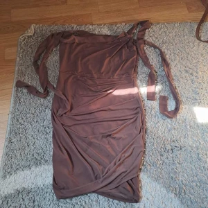 Brun klänning  - Fint skick. För mer info skicka pm. Köparen står för frakten. Ansvarar inte för paketet under frakt. 