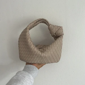 Botega Väska - Kollar intresset av denna fina väska som är väldigt lik Bottega. Använd ett fåtal gånger då den köptes på Zakynthos för ungefär 3veckor sen!!! Så alltså har den inga defekter varken utanpå eller inuti!🤍🤍