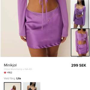 Säljer denna lila lågmidjade kjolen, helt oanvänd. Köpt för 299kr säljer för 200kr. Frakt 69kr.
