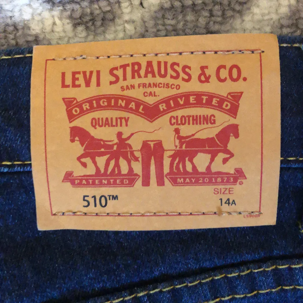 Ett par riktigt snygga Levis jeans 510 som är helt oanvända. Storleken passar för barn runt 14år. Nypris runt 1000kr. Jeans & Byxor.