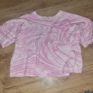 T-shirt - En t-shirt från lindex för 15kr i storlek 146/152