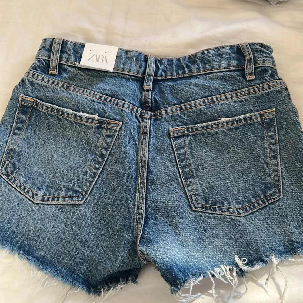 Helt oanvända jeansshorts från zara mdd lappar kvar, slutsålda på hemsidan. Shorts.
