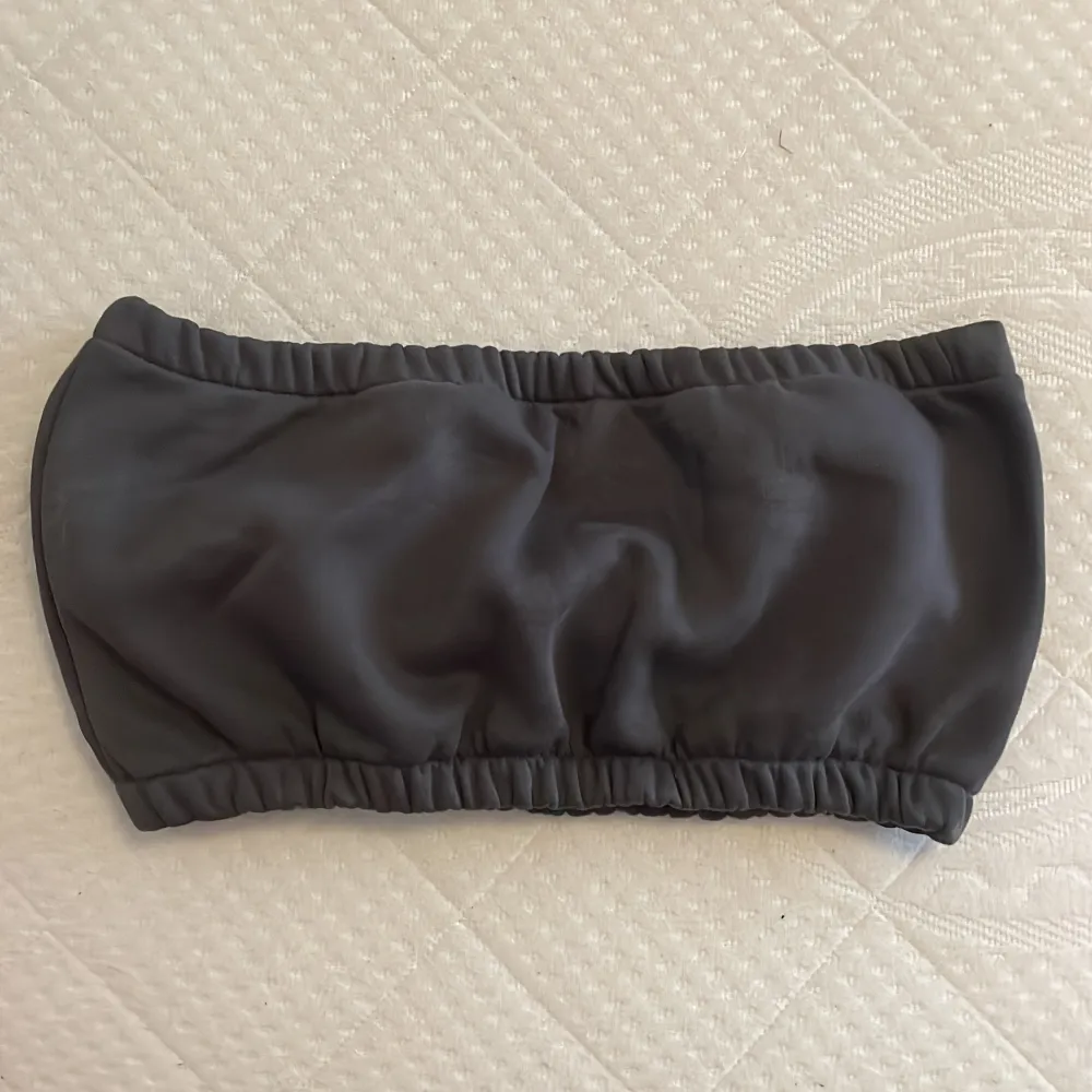 Grå bandeau top från NLY trend Storlek s  Frakt tillkommer 🙌 Paketpris är möjligt. Kolla in andra kläder i profilen så fixar vi en super deal 🥰. Toppar.