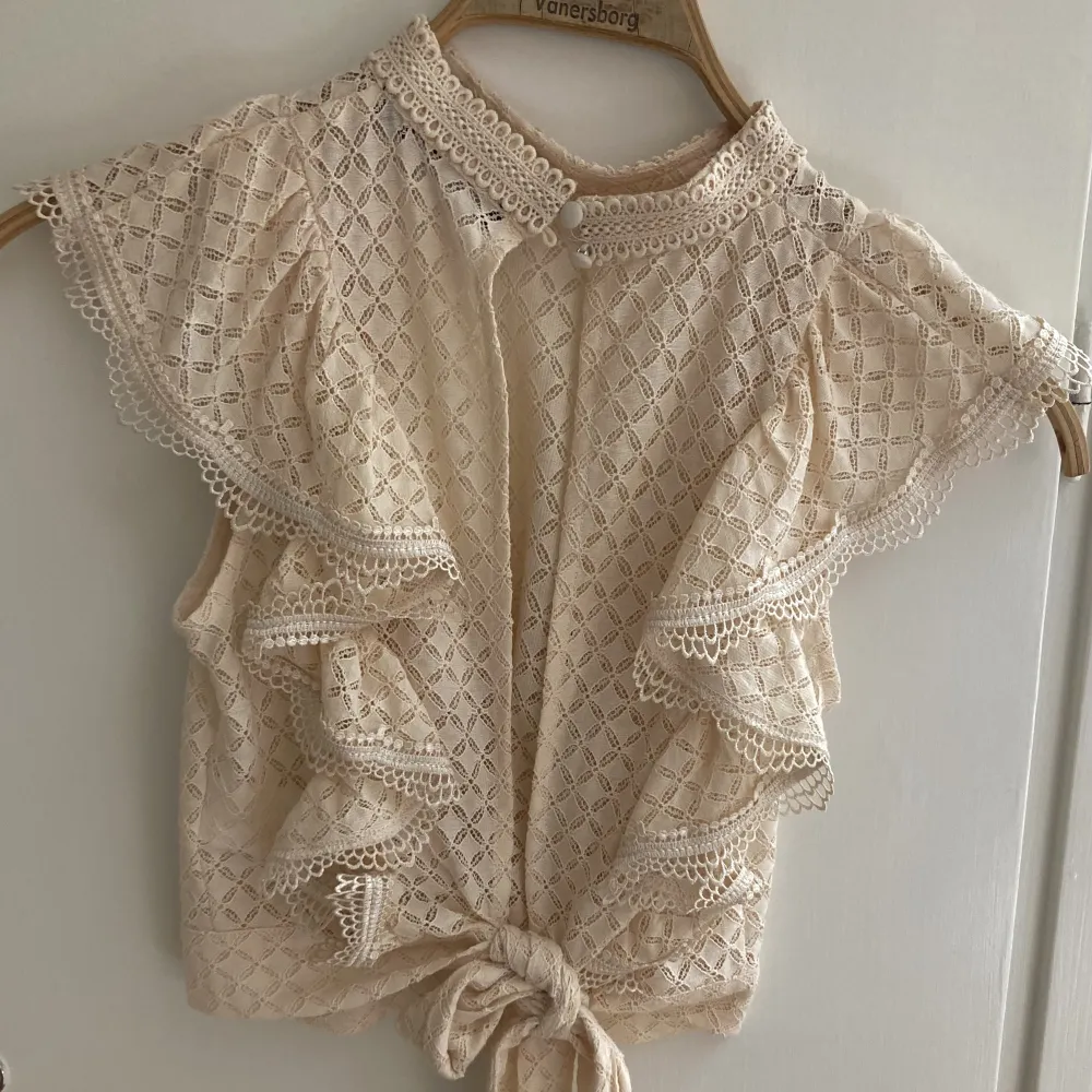 Jättefin oanvänd spetstopp med halterneck och volanger från BikBok. . Puserot.