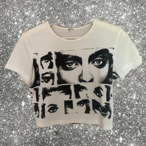 T-shirt - Säljer denna cropade t-shirt, skriv för fler bilder : )