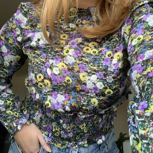 Cool blus - En härlig blus i kort modell med smock i midjan och armslut. Endast använd ett fåtal gånger!! 💘💘