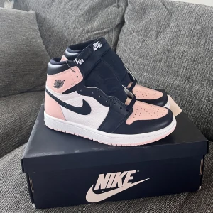 Nya Air Jordan 1 High  - Hej!  Säljer mina oanvända Jordan 1 High ”bubblegum” I storlek 39.  Kvittot finns kvar.  Bara att höra av er om ni skulle ha några frågor :)