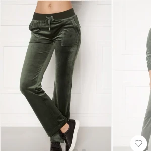 Dark moss Juicy Couture byxor - Intressekoll💘 Xs , alla knappar osv sitter kvar, använt lite grann 💕 Kan mötas upp ^^