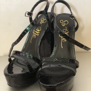 Festskor - Helt oanvända och i fint skick, behov av nytt hem. Klack på ca 10 cm. 