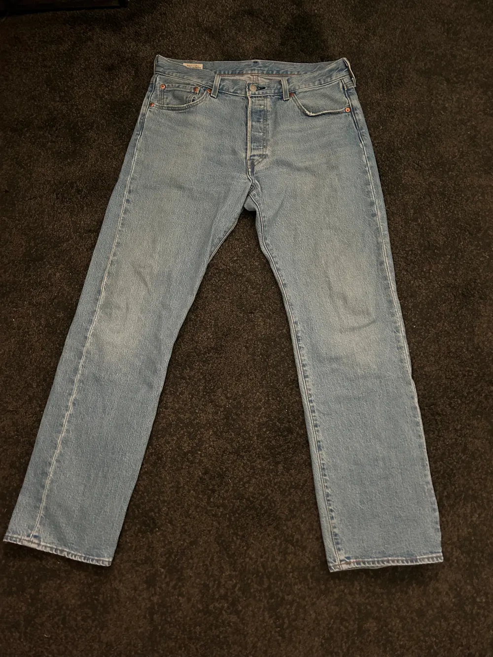 Ljusblåa Levi's 501 Original Jeans för herr Strl W33 L32. Använda bara 2-3 gånger pågrund av att dom är för stora. Inköpspris 1100kr. Jeans & Byxor.