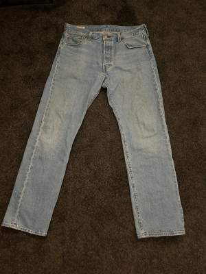 Ljusblåa Levi's 501 Original Jeans för herr Strl W33 L32. Använda bara 2-3 gånger pågrund av att dom är för stora. Inköpspris 1100kr