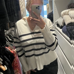 Stickad tröja - Randig stickad tröja från zara💕 Vit och marinblå/svart