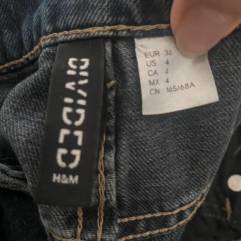 Högmidjade utsvängda mörkblåa jeans från hm, divided. Använd fåtal gånger. Nypris 150kr.. Jeans & Byxor.
