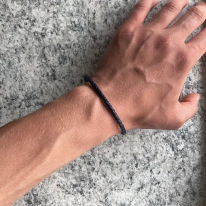 7EAST läderarmband  - Inköpt från en butik på Södermalm för 400 kr. Säljer pågrund av att det är för stort för mig (är väldigt smal). Skriv vid frågor och funderingar!☺️