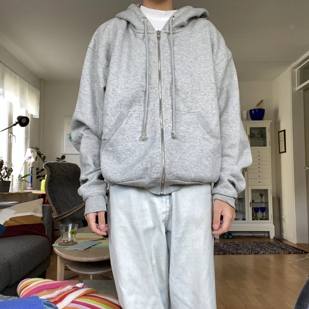 Snygg och skön zip hoodie från Weekday. Rätt boxy och lite oversized passform. Jag är 160 cm🌟. Tröjor & Koftor.