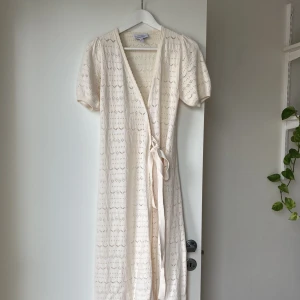 Klänning från & Other Stories - Klänning från & Other Stories, utan några slitningar och är använd vid ett tillfälle. Storlek XS, men passar XS - M.