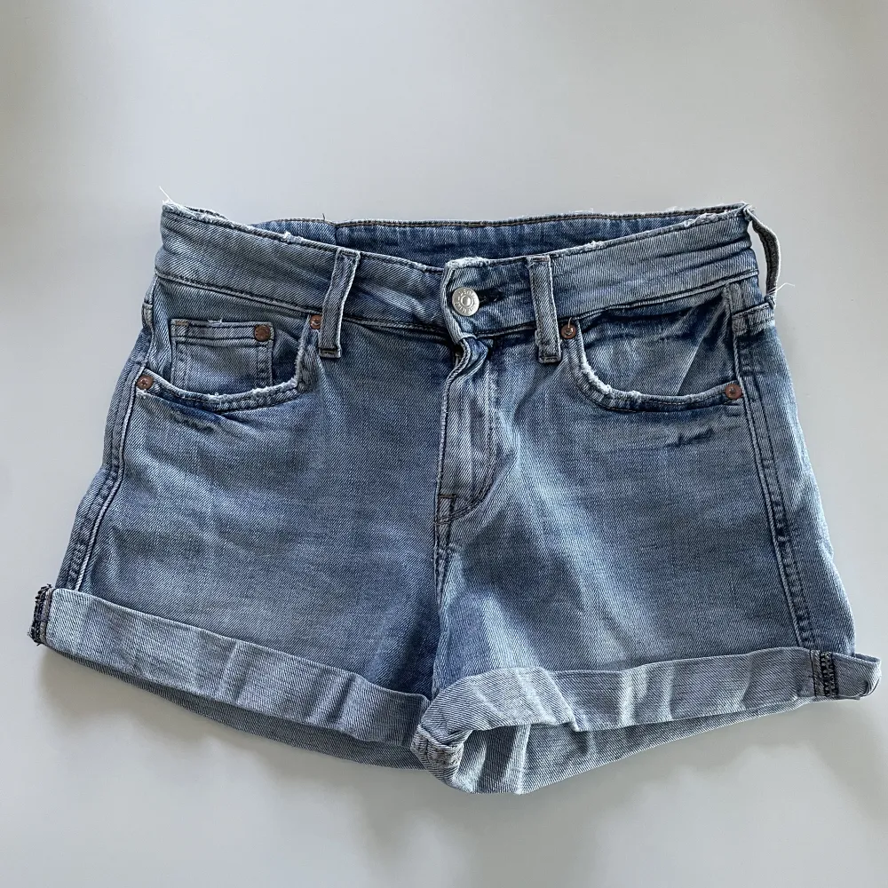 Blå jeansshorts från H&M i storlek 34. De är i fint skick!💖. Shorts.