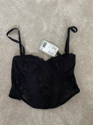 Korsett - Svart korsett från H&M. Aldrig använd med prislapp kvar🫶🏼💘