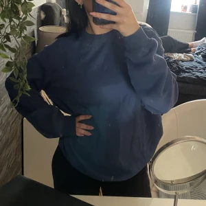 Blå oversized sweatshirt  - Blå oversized sweatshirt ifrån hm, storlek S. Använd en gång och i fin kvalitet. Köparen står för frakten ❣️