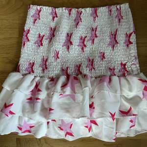 Intressekoll!!!  på min lovades kjol med rosa stjärnor på, den är sparsamt andvänd. Är i storlek S men är stretchiga så passar de flesta.🔥🔥❤️