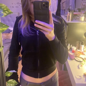 Äkta juicy couture korta  - Säljer då denna korfta för har ingen användning för den längre, den är dessutom lite tight på mig. Fint skick förutom de brännmärkena på sista bilden knappt märkbara, Inget man lägger märke till. Köpte för 1200 säljer för 600 ink frakt. 