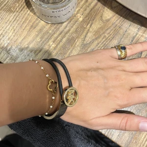 Michael Kors armband - Använd fåtal gånger. Gulddetaljer. 