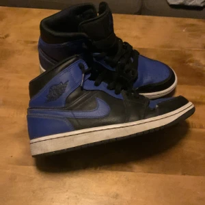 Jordan 1 hypet royal - Storlek 40. Jag säljer dom pågrund av att dom har blivit lite för små på mig. Helt okej skick🙌🏻