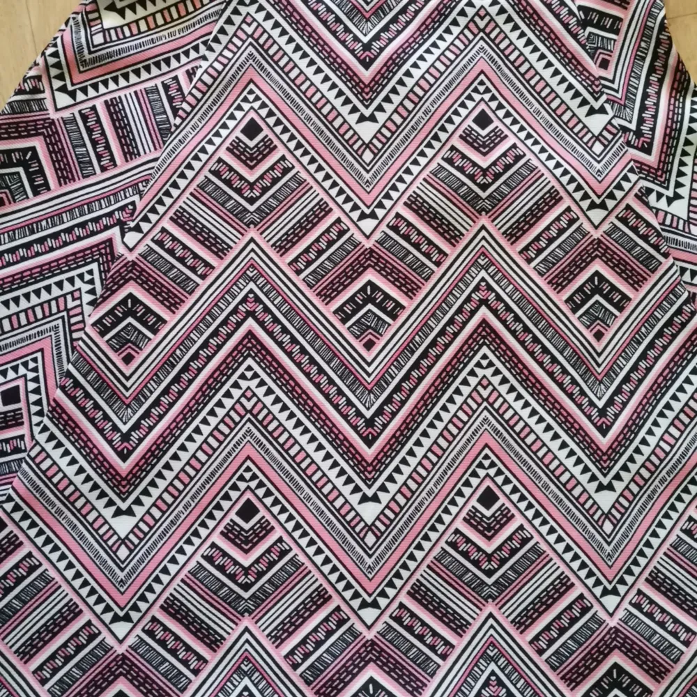 Kort klänning, med rosa mönster över hela klänningen. Väldigt fint skick, använd fåtal gånger men har haft i många år så bara legat och skräpa. Jag har oftast smal och jag kan ha den❤️. Klänningar.