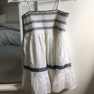 Vit volangtopp  - Vit volangtopp med mörkblå detaljer. Storleken är M men passar mig som vanligtvis bär S💕